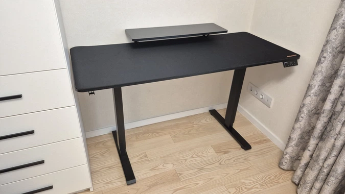 стіл з регулюванням висоти Cougar E-Star 140