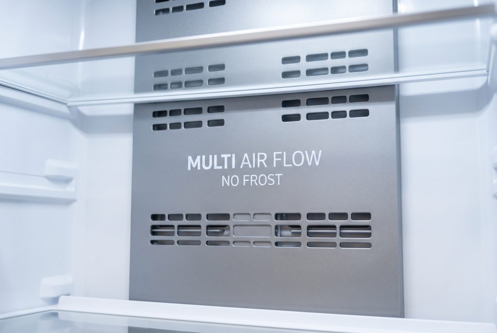 Крупний план вентиляційної панелі з написами Multi Air Flow та No Frost на задній стінці всередині сучасної холодильної камери