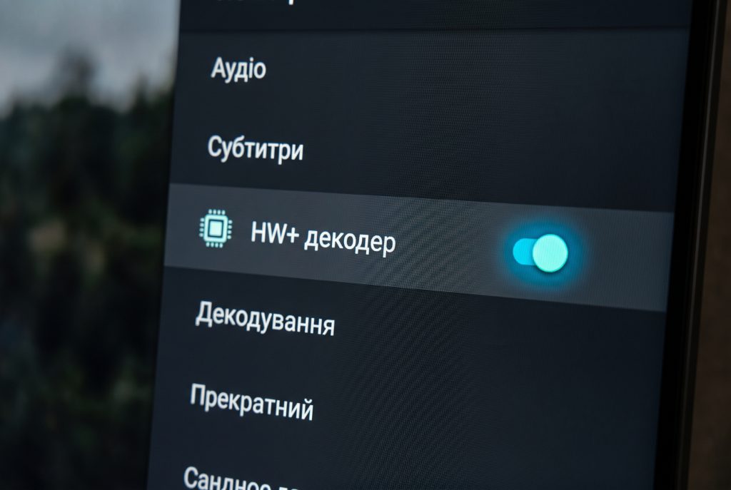 Зображення меню налаштувань відеопрогравача на екрані. Чітко виділений перемикач 